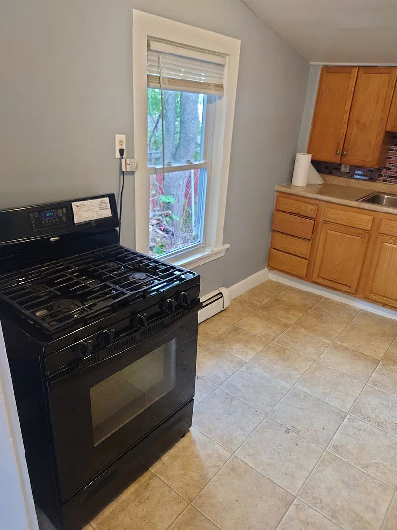 2 Bedroom Single Cottage Family Home in Woonsocket with a small yard! Section 8 are welcome! — Photo 4