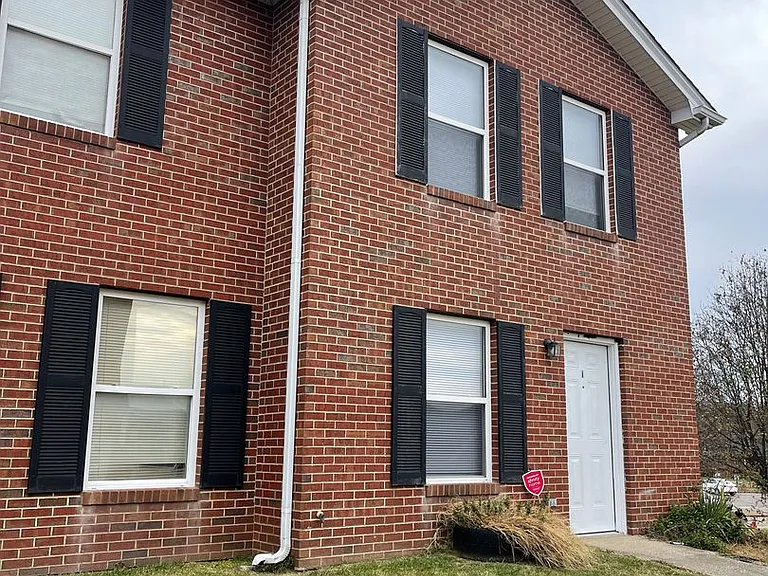 1113 Crown Pointe Dr — Photo 1