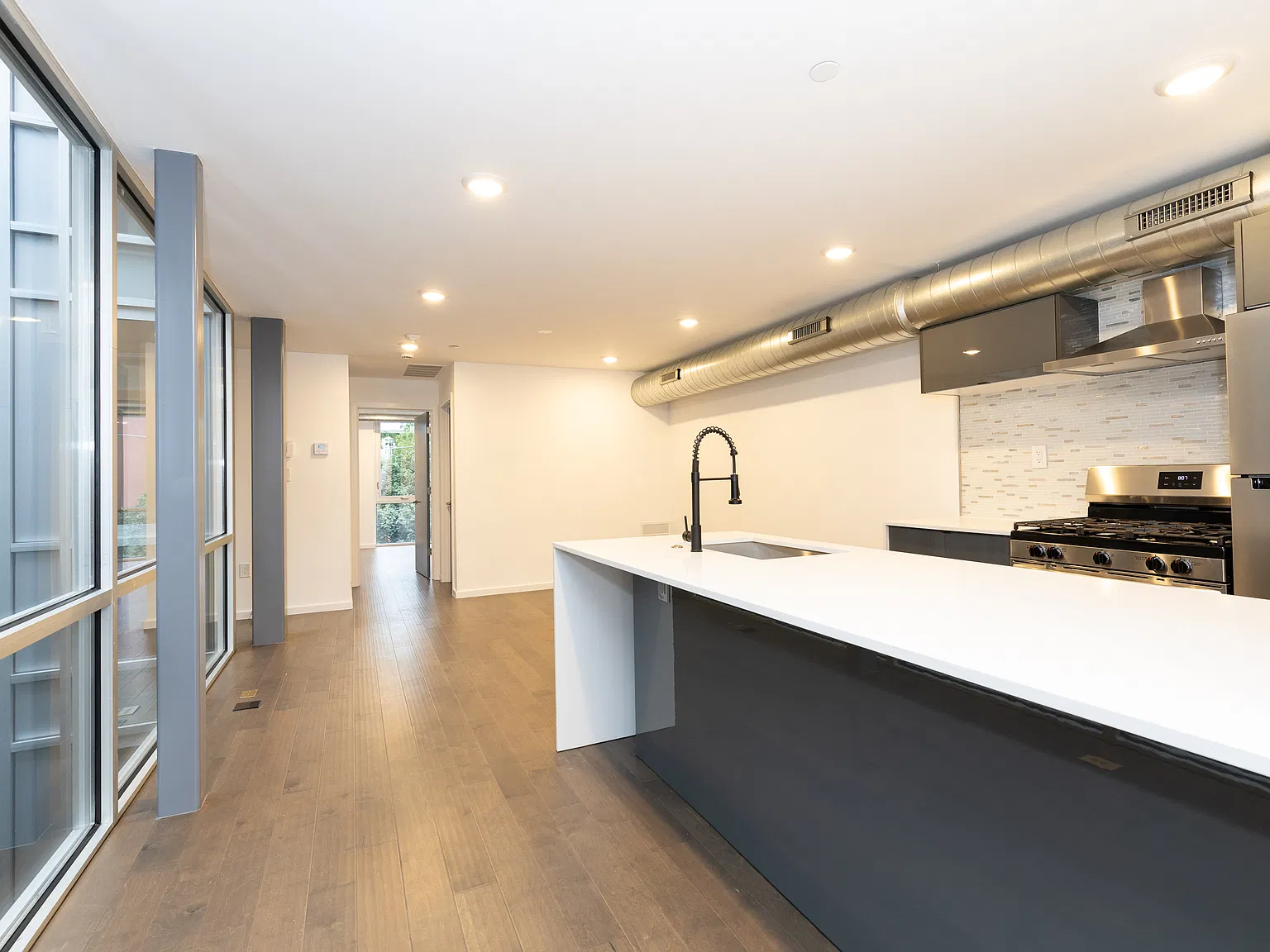 2 bed, 1100 sqft, $1,950 — Photo 2