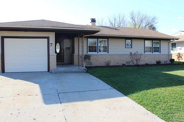 1st image of 7 Oakwood Dr