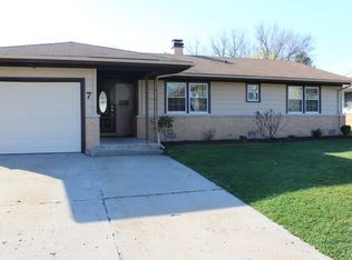 7 Oakwood Dr, Elk Grove Village, IL 60007