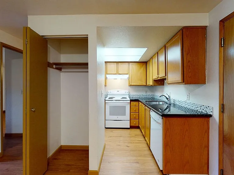 Seattle North Apartments — Photo 33