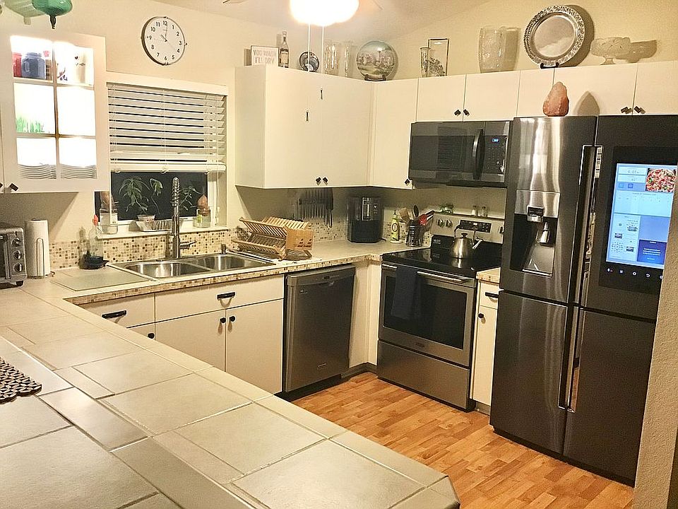 Large Kitchen w/ Appliances