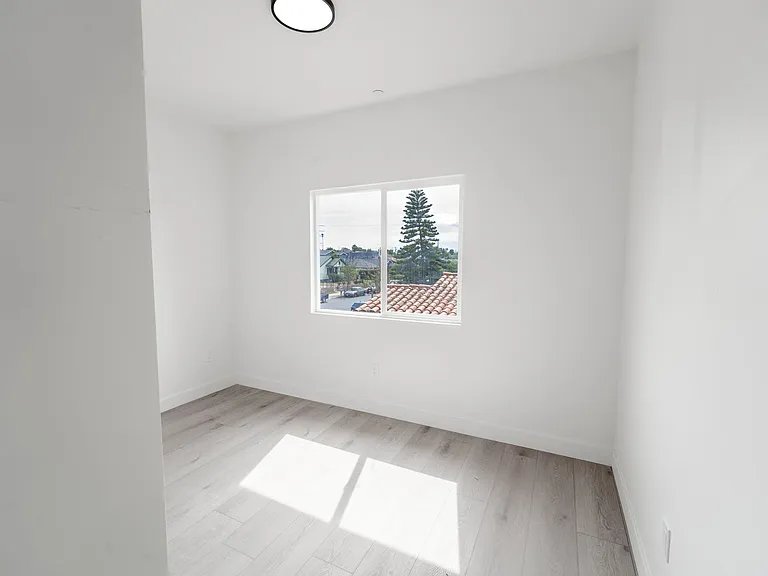 2860 Webster Ave — Photo 22