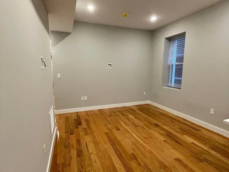 559 E 4th St #2A — Photo 5