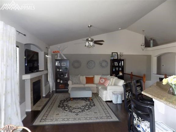 Open Concept Great Room w/Vaulted Ceilings