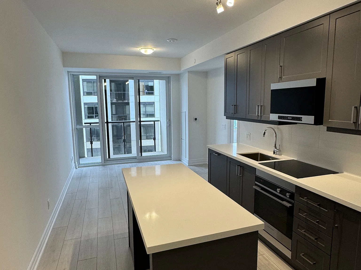 30 Elm Dr W — Photo 4