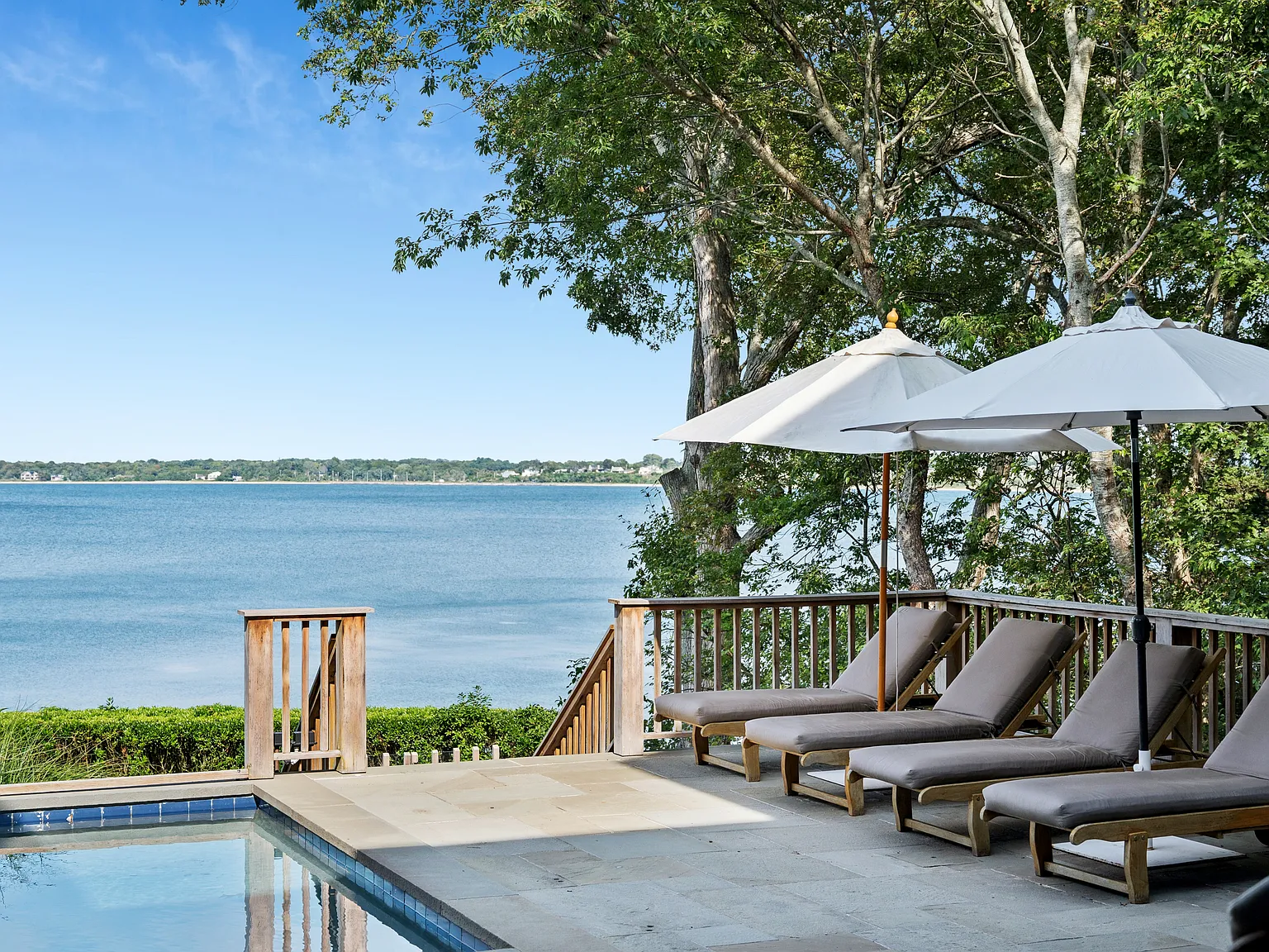 Spectacular Waterfront Elegance — Photo 1