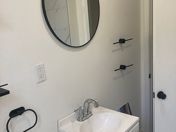 5th image of 505 W 4th St APT 2