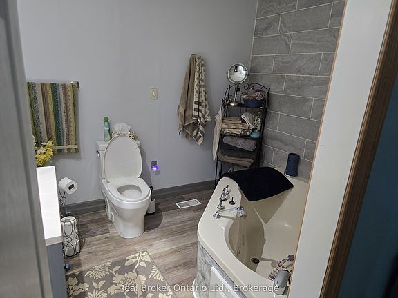 3rd image of 525 Main St W