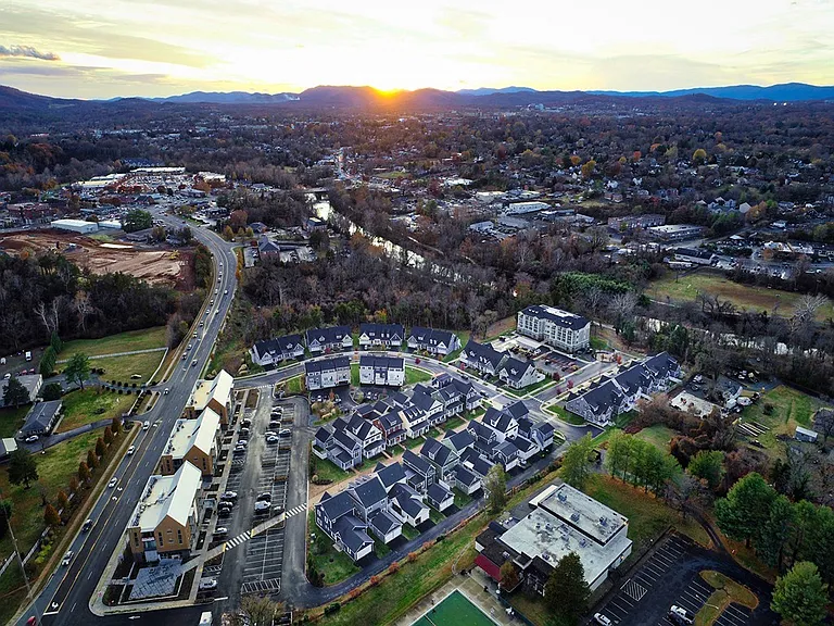 Riverside Village Apartments — Photo 10