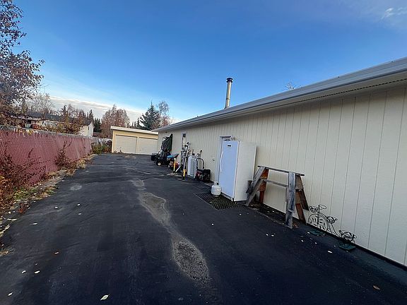 4th image of 3755 Airport Way
