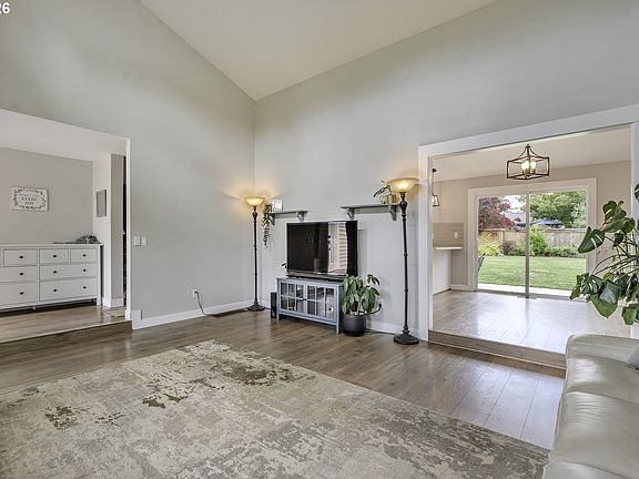 5th image of 2457 SE Willow Dr
