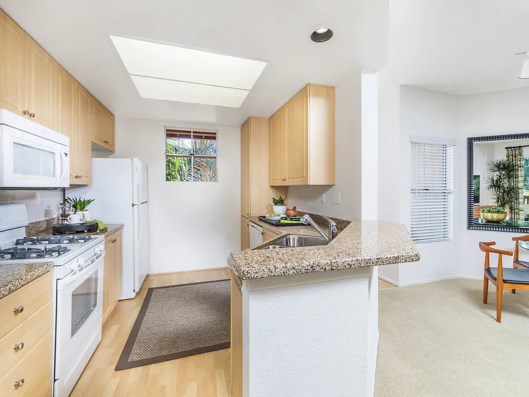 Rancho Monterey Apartment Homes — Photo 9