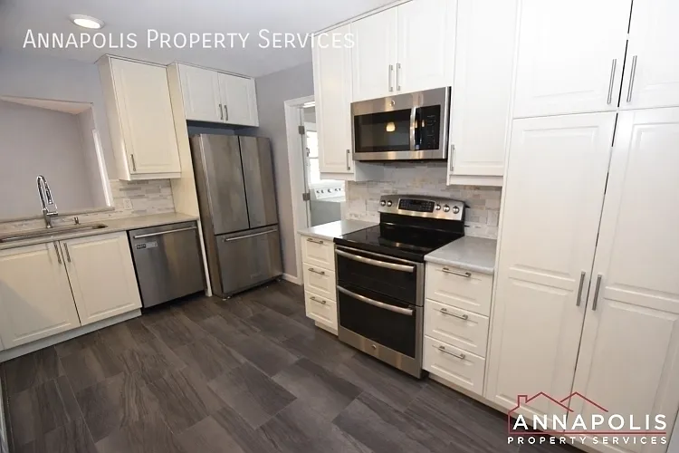 1027 Springhill Way — Photo 2