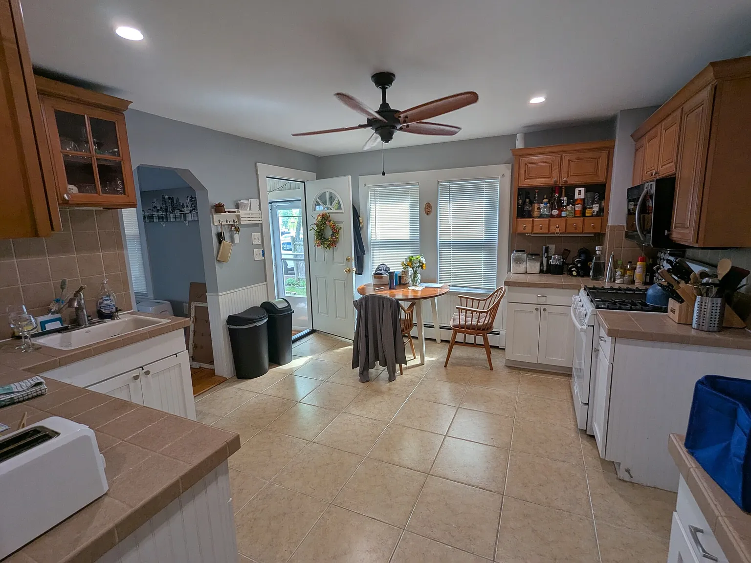 3 bed, 1000 sqft, $3,200 — Photo 1