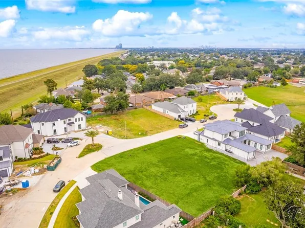 16 Khan Dr #M, Metairie, LA 70005
