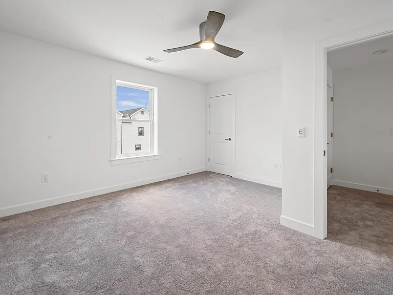 218 Piccadilly St — Photo 15