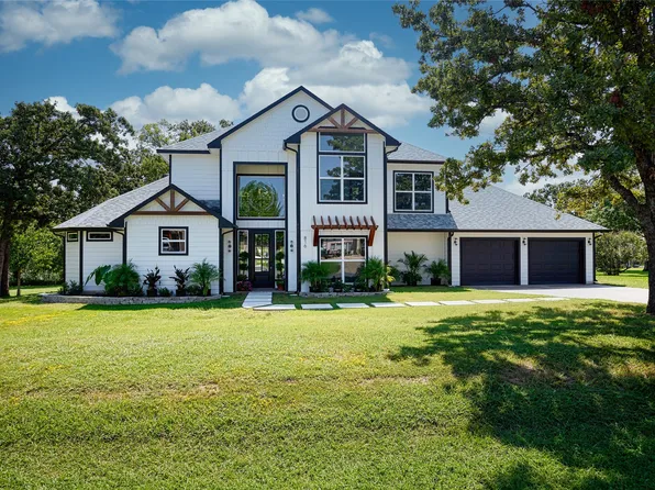 816 Kiowa Dr E, Lake Kiowa, TX 76240
