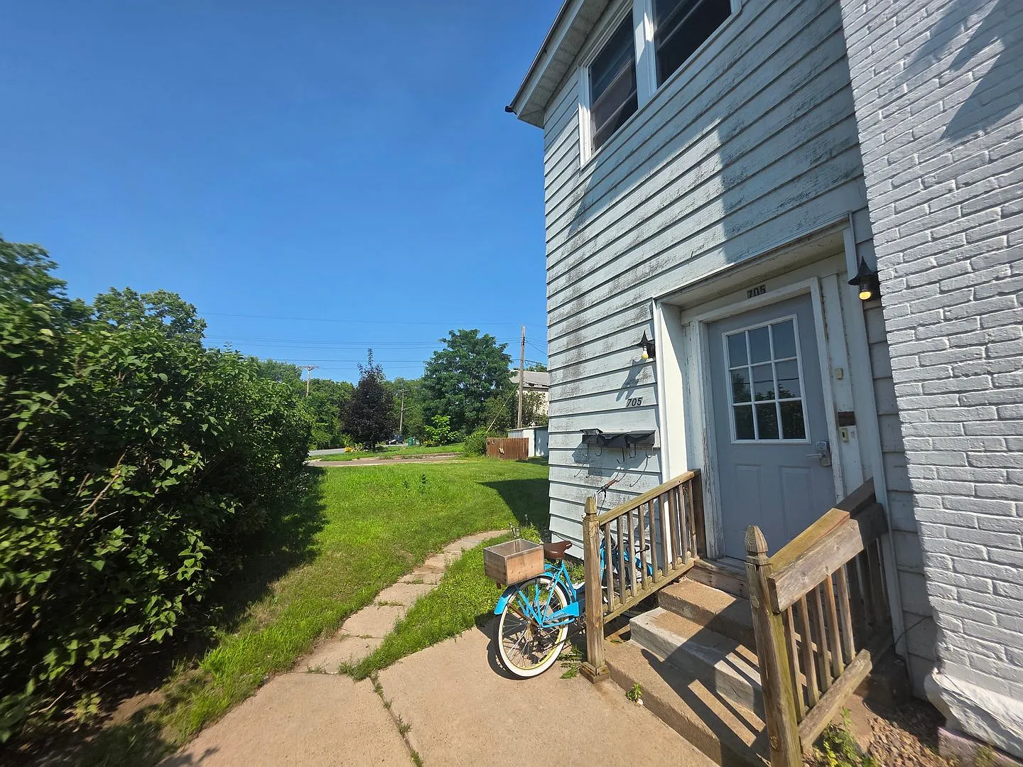 705 E Grand — Photo 2