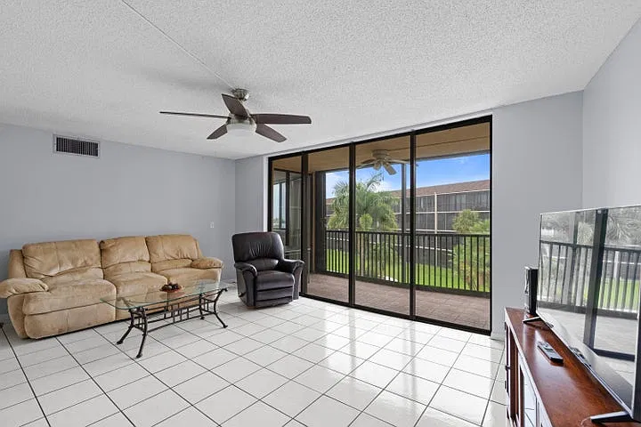 2424 N Federal Hwy — Photo 2