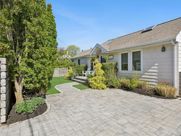 8 Elder Ave, Hampton Bays, NY 11946