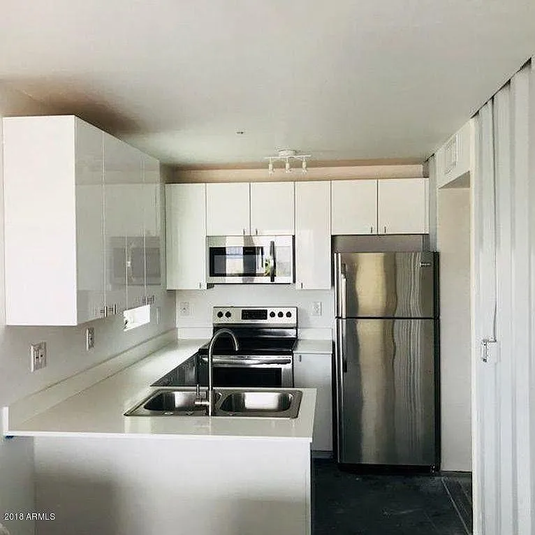 1533 W Pierce St — Photo 1