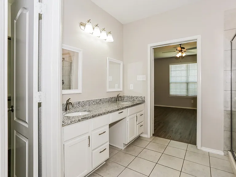 204 Bay St — Photo 12