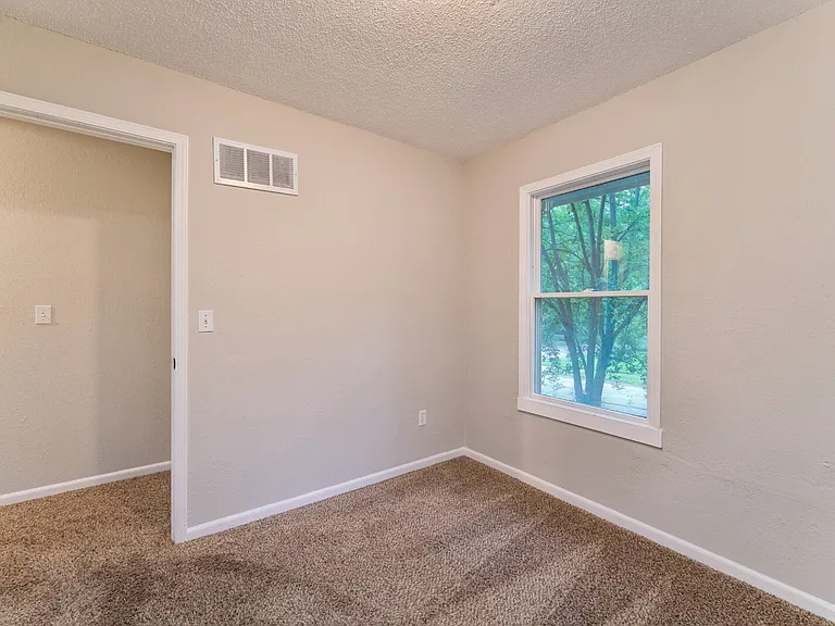 416 SE Claremont St — Photo 21