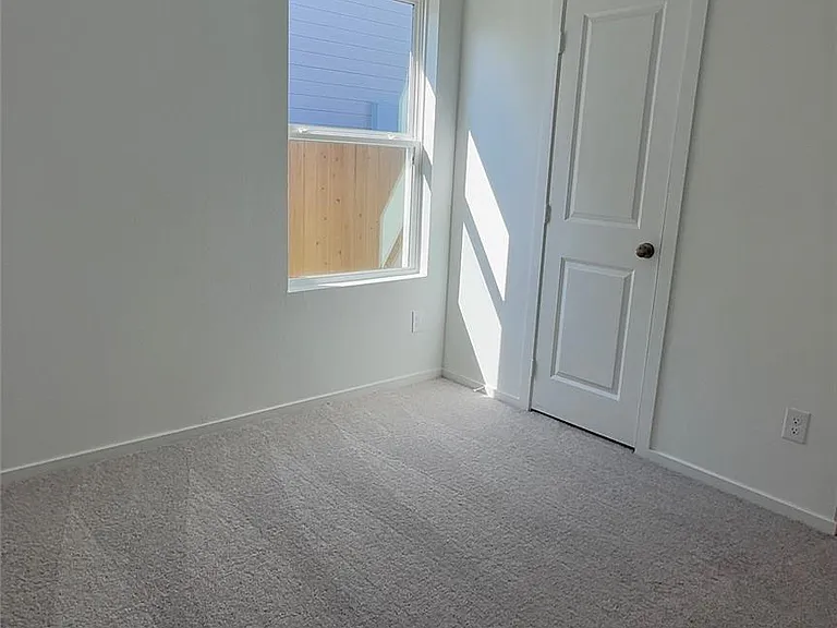 327 Parkin Ct — Photo 23