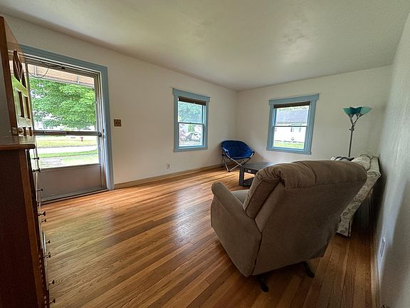 4th image of 216 Bradley St
