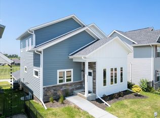 6112 Mississippi Ave, Davenport, IA 52807