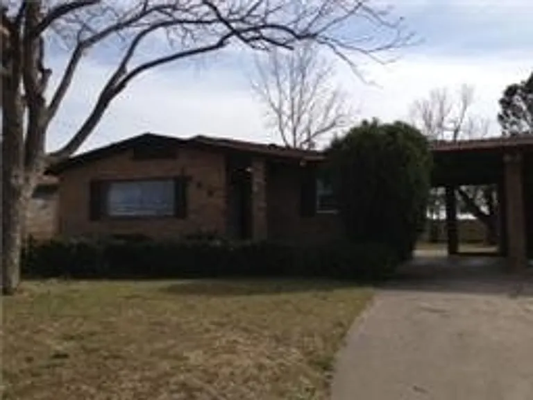 1865 Pasadena Dr — Photo 2