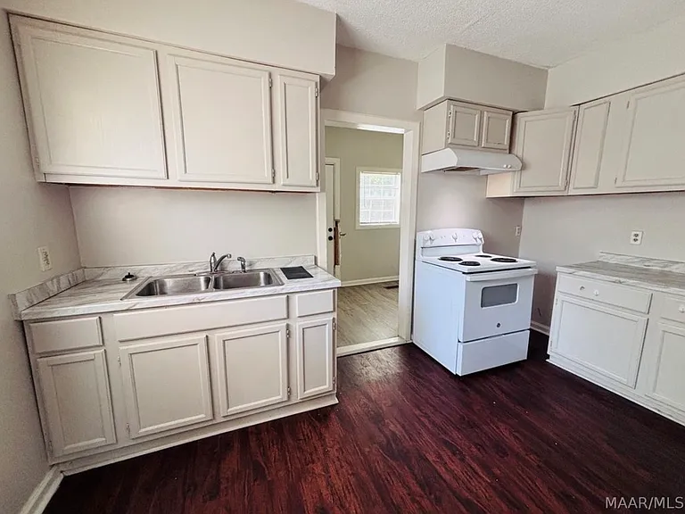 218 Broadway St — Photo 2