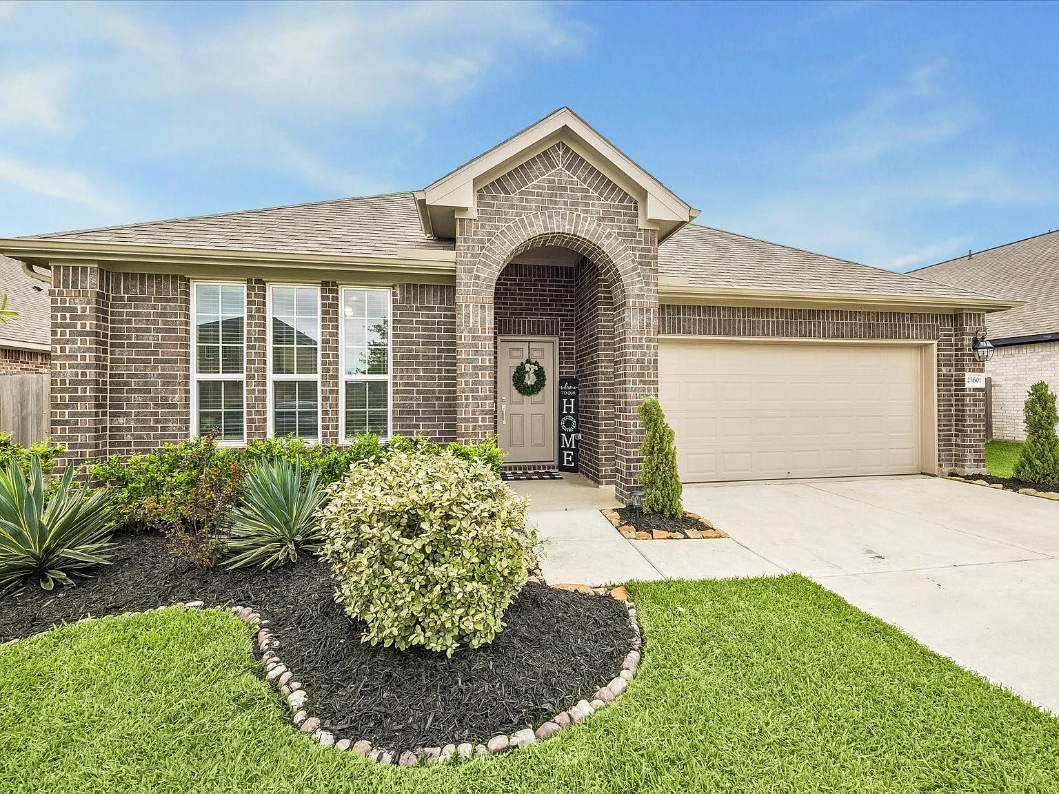 3 bed, 2.0 bath, 1953 sqft, $2,600 — Photo 1