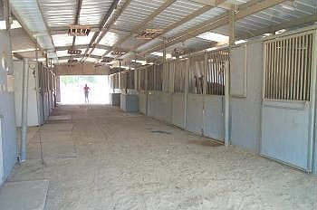 8 stall barn with wash 
