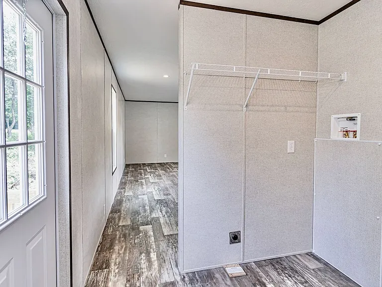 923 W Lee Rd — Photo 6