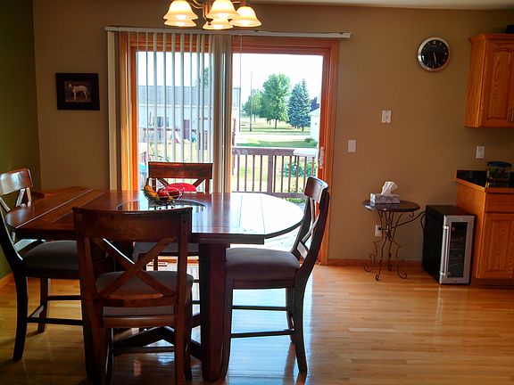Dining room, patio .