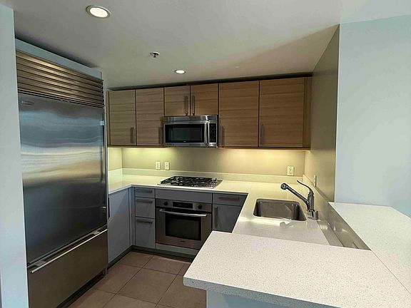 5th image of 555 4th St Unit 931