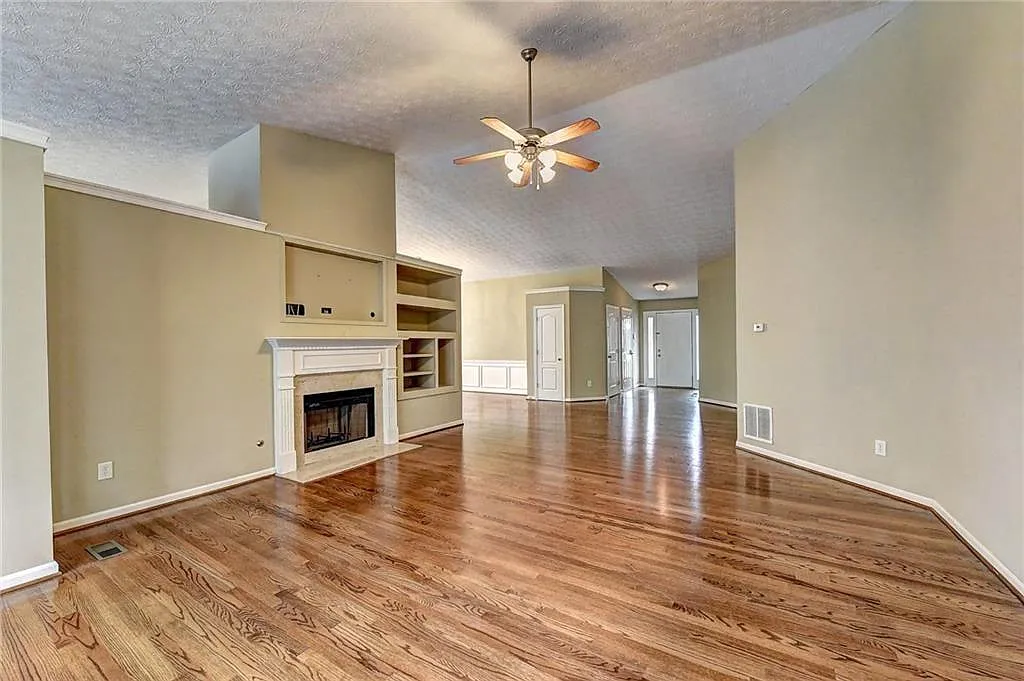 3 bed, 2.0 bath, 2430 sqft, $2,150 — Photo 4