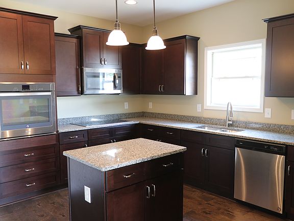Beautiful Kitchen w/ Island!