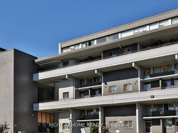 35 Sunny Glenway #302, Toronto, ON M3C 2Z5