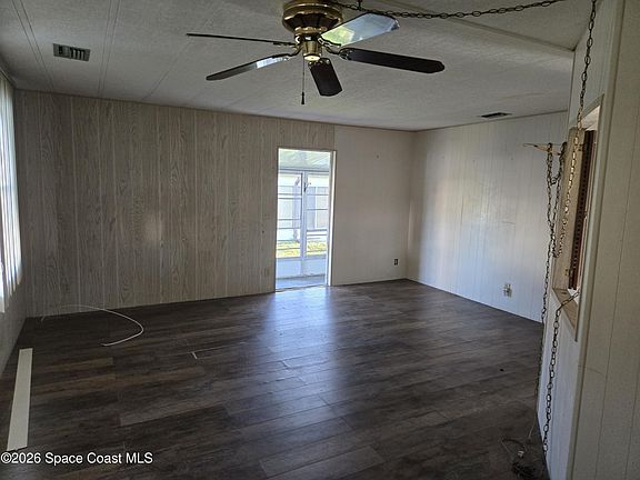3rd image of 1801 Live Oak St NE