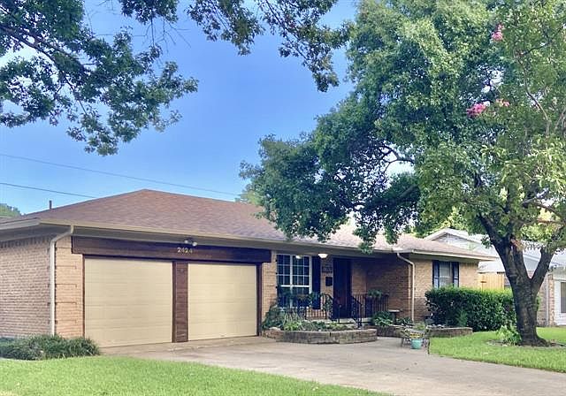 1st image of 2424 Livenshire Dr