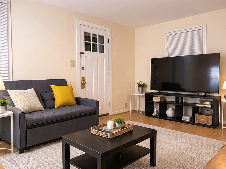 501 W Mosley St #3 — Photo 2