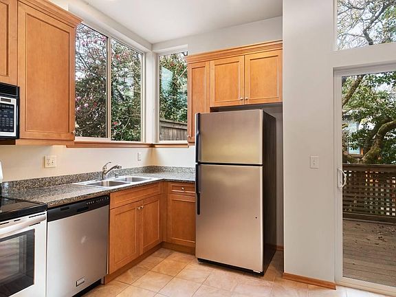3rd image of 154 Madrona Way NE