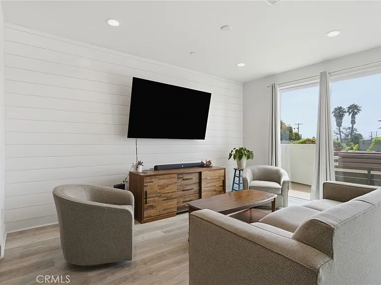 1660 Topanga — Photo 2