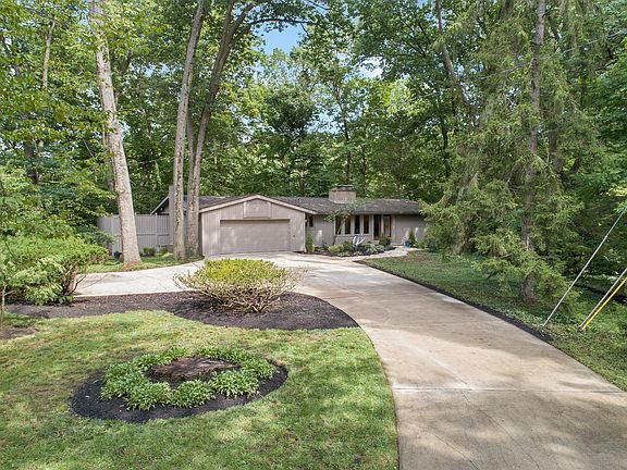 4th image of 584 Yaronia Dr N