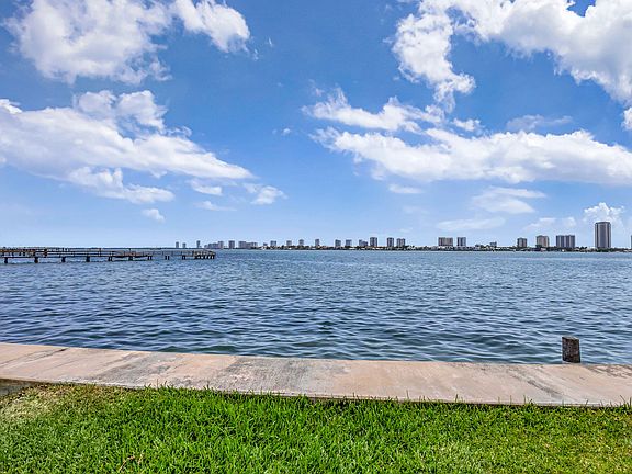 2nd image of 2936 Lake Shore Drive #309