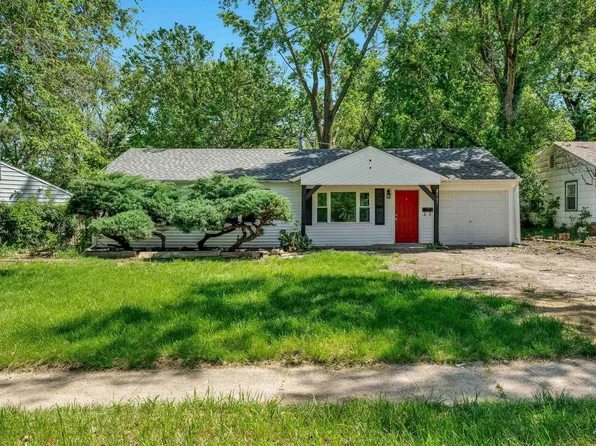 907 SW Croix Pl, Topeka, KS 66611